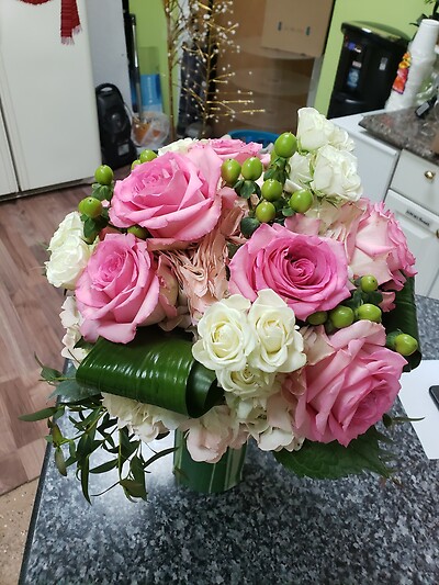 Hand tie roses and hydrangeas